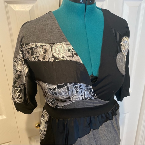 DESIGUAL Silver Satin Cotton Abstract Dress with Sleeves. SizeXL. - Picture 14 of 16